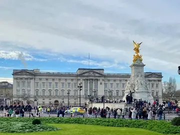 London’s Most Entertaining Free Walking Tour: Magic, History and Laughter in 2 Hours