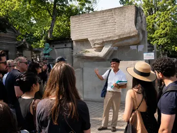 Scandals, Gossips & Histoire : Tales at Père Lachaise Cemetery Tour Paris