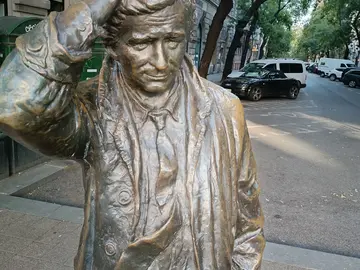 Let's discover Budapest downtown through the eye of late characters, actors, presidents and folk artists