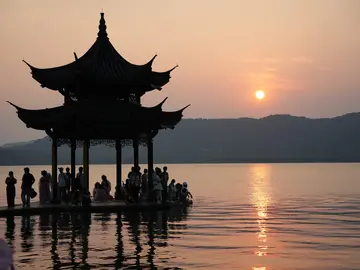 Lakeside Stroll in Hangzhou: Discovering the beauty and history of West Lake