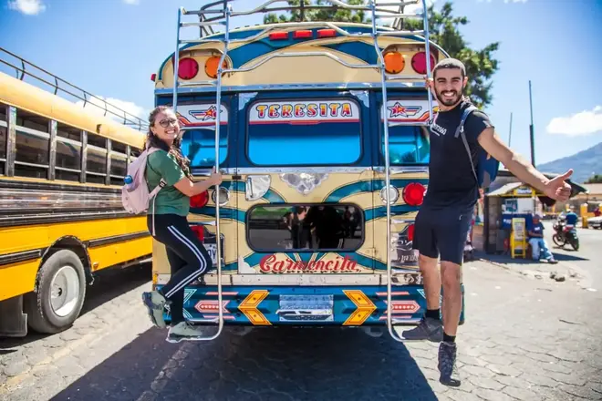 Die zauberhaften Städte Antiguas mit dem Chickenbus erkunden.