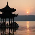 Kostenloser Spaziergang am Seeufer in Hangzhou: Die Schönheit und Geschichte des Westsees entdecken