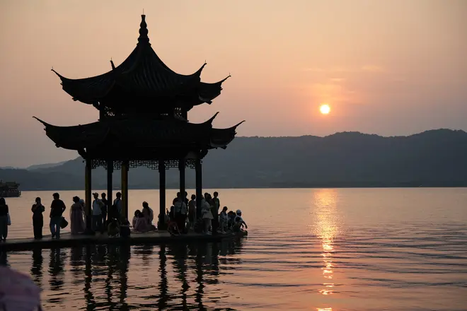 Lakeside Stroll in Hangzhou: Discovering the beauty and history of West Lake