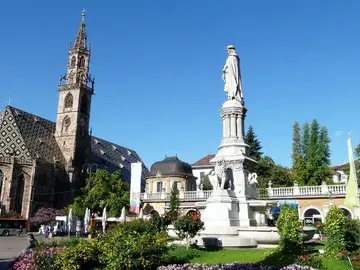 Bozen, zwischen Italien und Österreich: historisches Zentrum, Giotto-Fresken und lokale Spezialitäten.