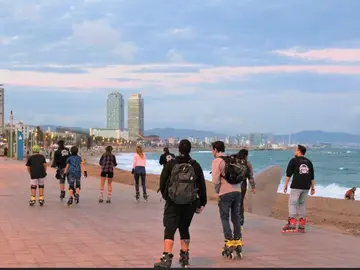 Historical and beach tour on skates 