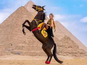 Pyramids of Giza tour & Professional photoshoot +( Editing)