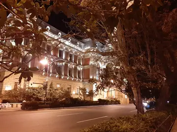 La noche fotográfica de luz y oscuridad en Bakú