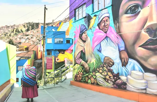 🎨Free Tour Barrio Chualluma: Indigenous Art, Andean Murals, and Cemetery Rituals in La Paz