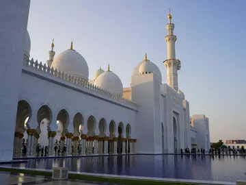 Abu Dabi: Visita guiada a pie al atardecer en la Gran Mezquita Sheikh Zayed