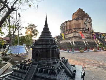 Chiang Mai First Time Experience: Temples, Culture & Local Street food Market