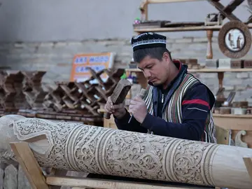 Masterclass di intaglio del legno nel cuore di Khiva