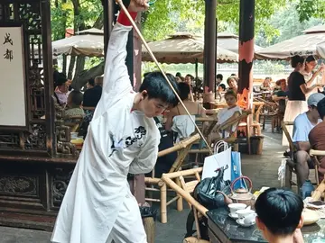 Local Tour in Chengdu. Wenshu Monastery,Wide and Narrow Alley and People’s park.