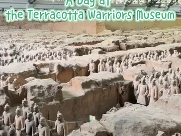 Guerreros de terracota con un narrador y un viajero