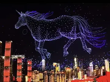 Paseo nocturno con espectáculo de drones los sábados y festivos: Cyberpunk Chongqing al anochecer.