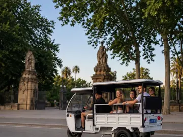Tuk-Tuk Tour: Barcelona Seaside + Arc de Triumf 