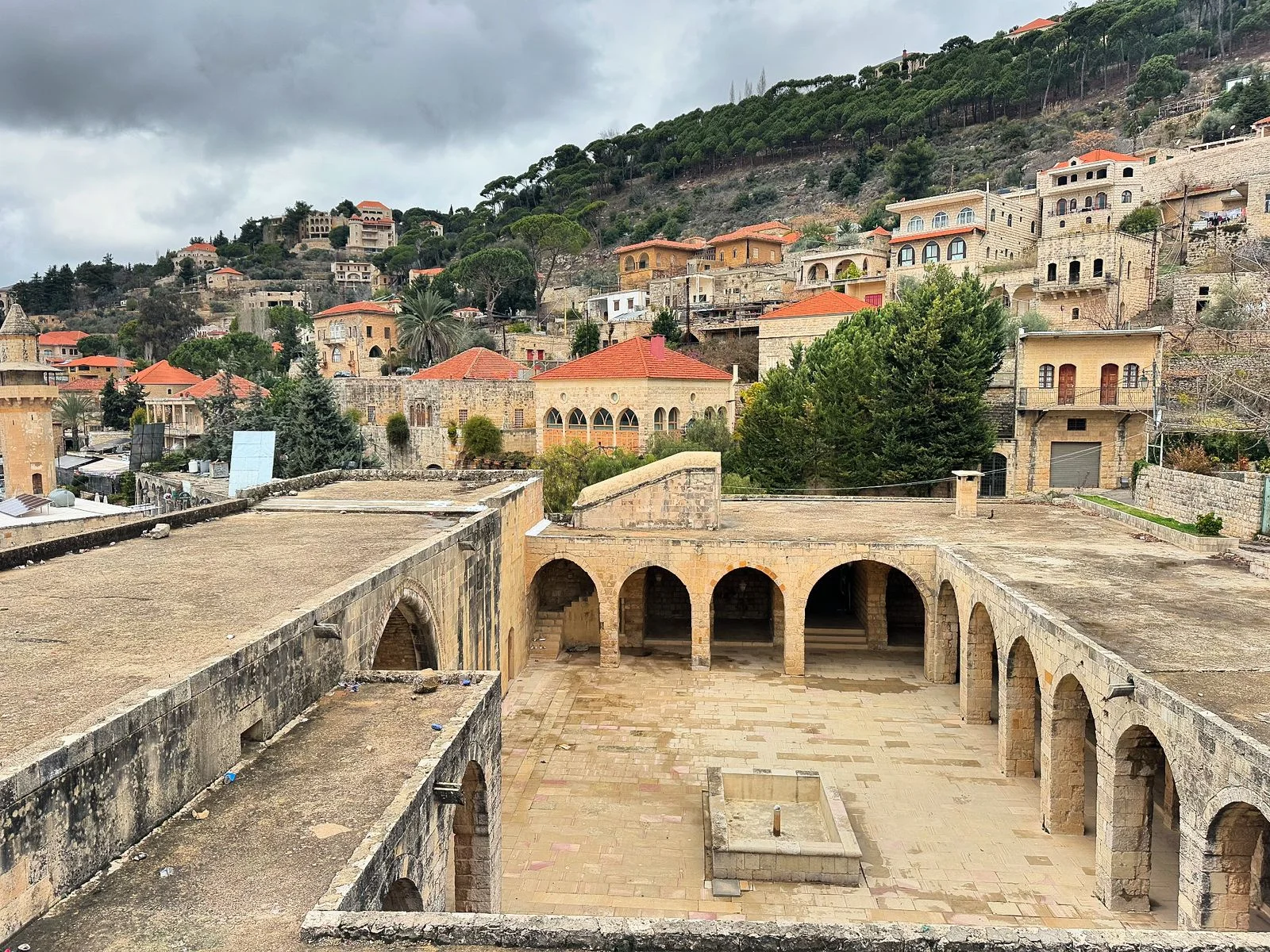 Eine kostenlose Stadtrundfahrt im Emir's Town