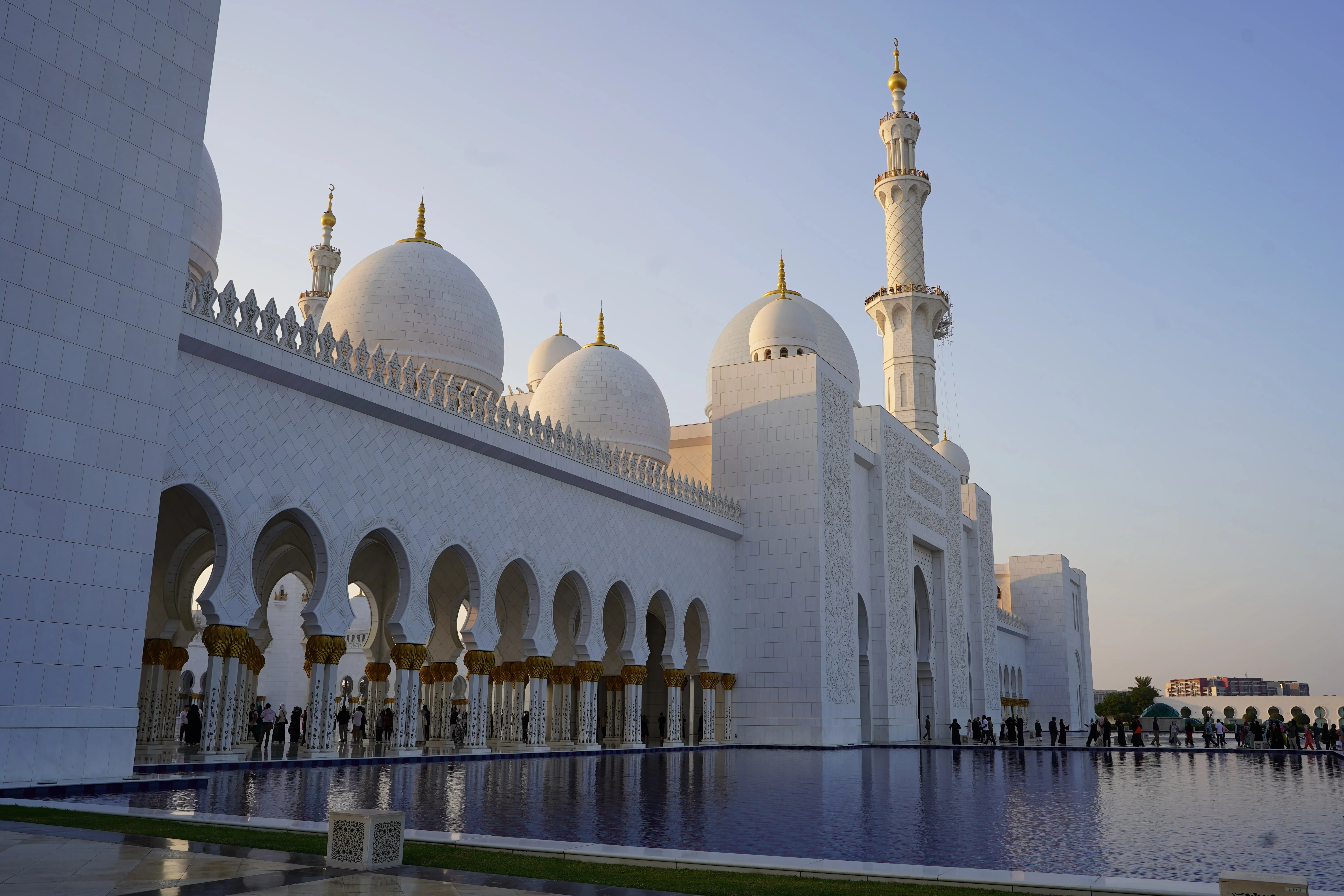 Abu Dabi: Visita guiada a pie al atardecer en la Gran Mezquita Sheikh Zayed
