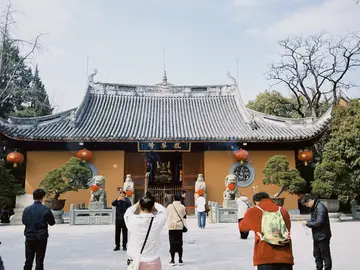 Visita al templo Longhua de Shanghái: Del antiguo zen a la vibrante modernidad.