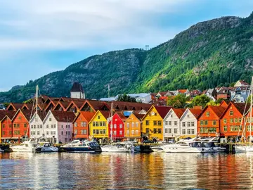 Machen Sie eine Zeitreise in die vergessene mittelalterliche Stadt durch Burgen, Festungen und den historischen Fischmarkt.