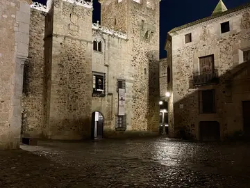 Visita notturna gratuita dei misteri e degli enigmi di Cáceres