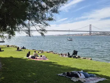 Visita la Bahía Sur de Lisboa con un Local - Tour a Pie Gratis y Paseo en Ferry