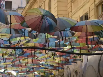Victory Avenue e l'Umbrella Passage di sera