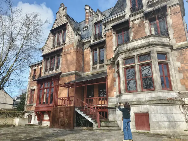 Tours Decoded: History, Architecture & Local Life