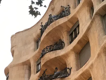 Free tour through the architectural gems of Barcelona: from Plaça Catalunya to Gràcia along Passeig de Gràcia.