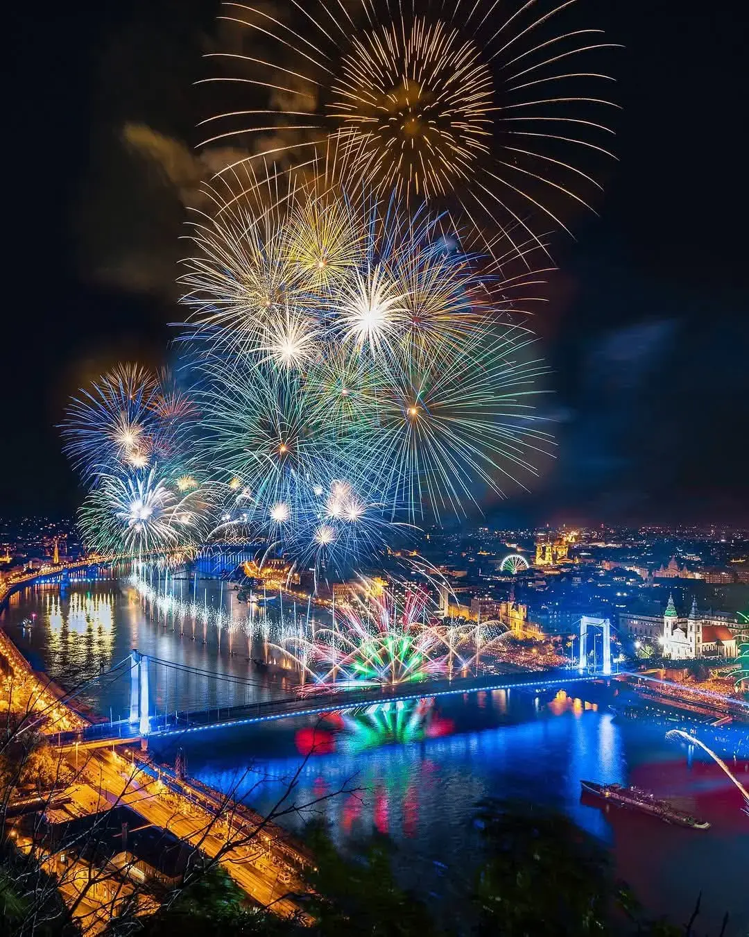 Luci della città di Budapest - Una notte stellata a Budapest - Lungofiume da sogno!