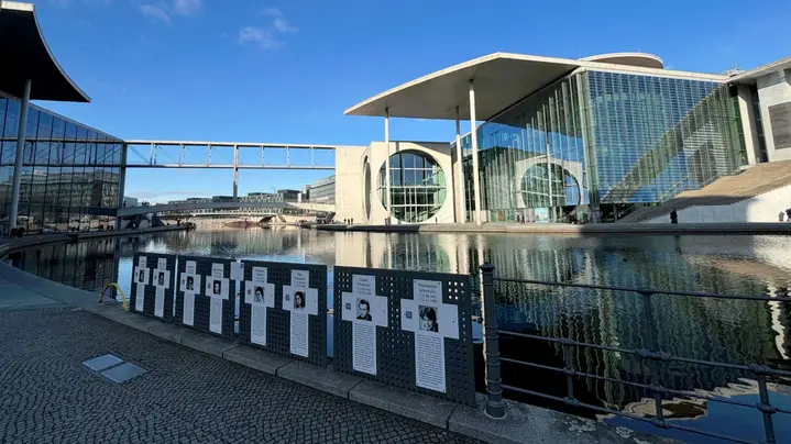 Berlin Sight Running Tour: Travel 800 years in 1 hour run.