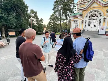 Almaty Spaziergang: Stadtlichter & Lokales Leben