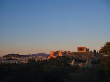 Atenas al anochecer: Relatos bajo la Acrópolis