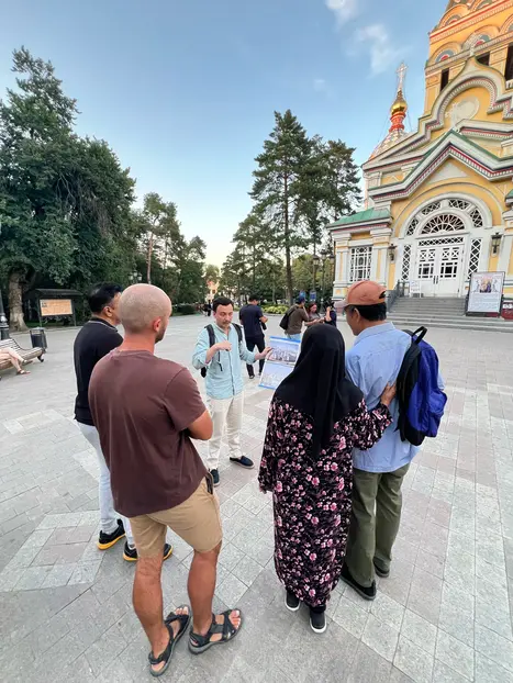 Abendlicher Stadtrundgang durch Almaty: Stadtlichter und lokales Leben
