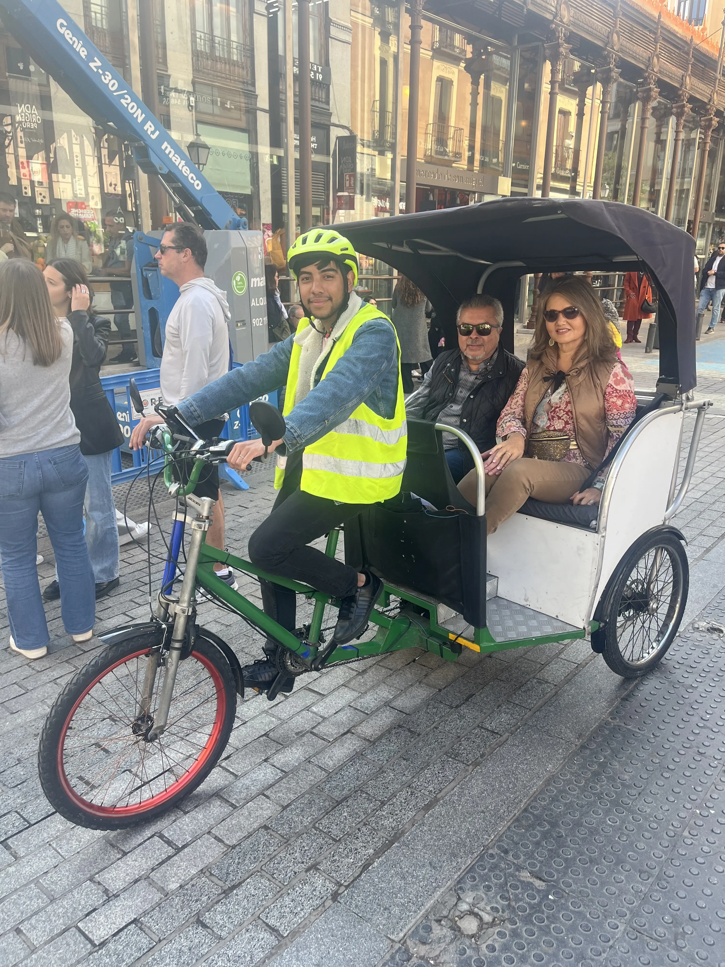 🛺 TOUR DELLA CITTÀ HOP ON HOP OFF CON E-RISCIO' 🛺 (2 PERSONE) ATTRAVERSO MADRID🏛️