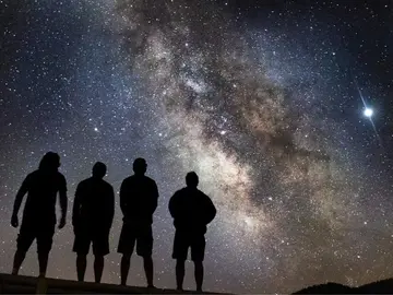 "Observación de estrellas en el Monte Etna" Explora las maravillas del cielo nocturno al pie del Monte Etna con un guía astronómico especializado