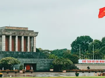 Walking tour: Ho Chi Minh's Mausoleum & History & Culture & Local touch
