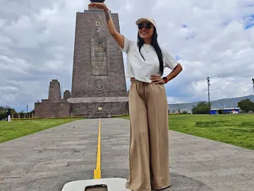 Middle of the World: Experiment Tour, History and Photos at Latitude 0° 🚇⛪🍨🍺 😃