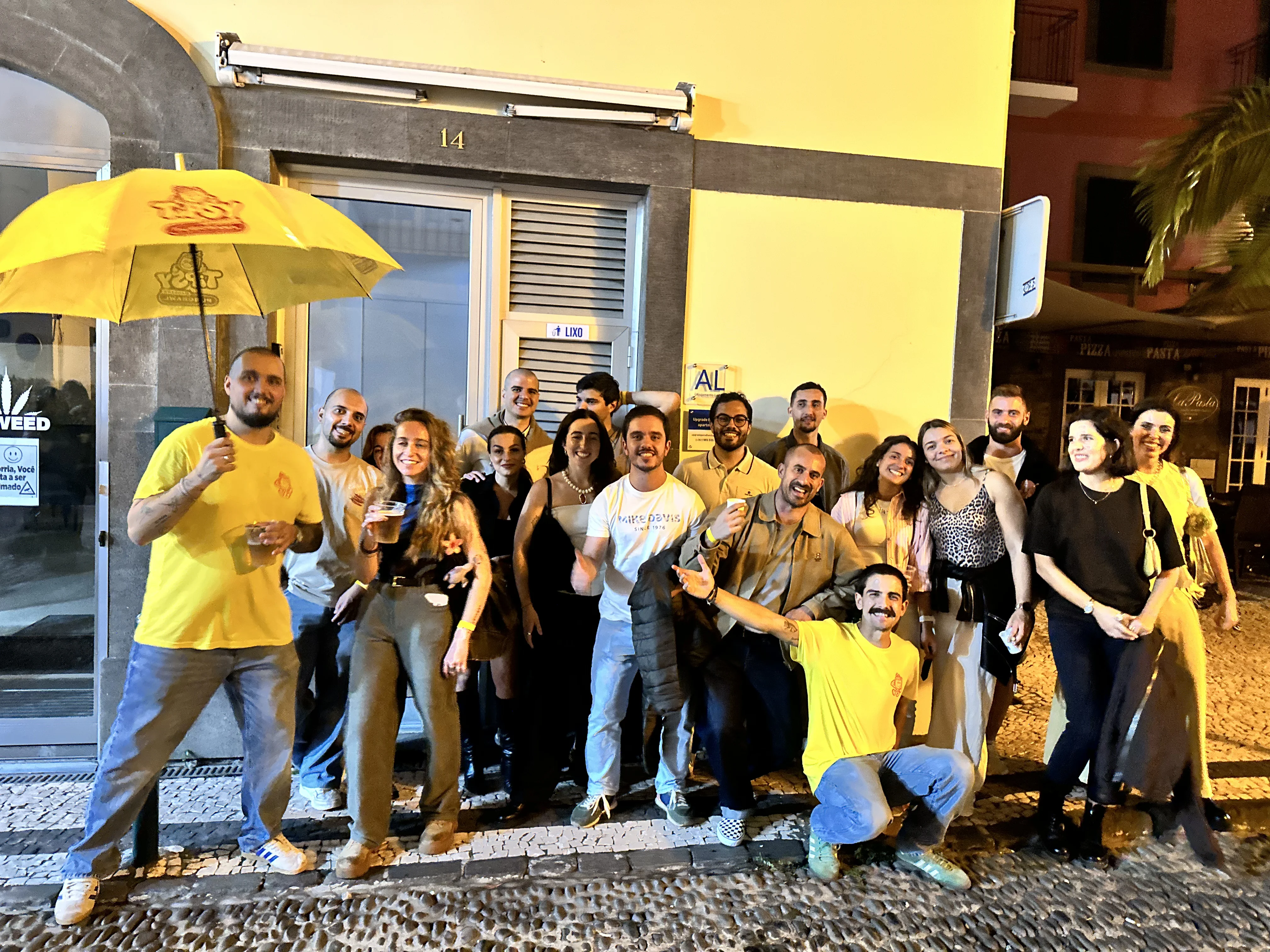 Experiencia auténtica de Pubcrawl en el corazón de Funchal: Tipsy Madeira