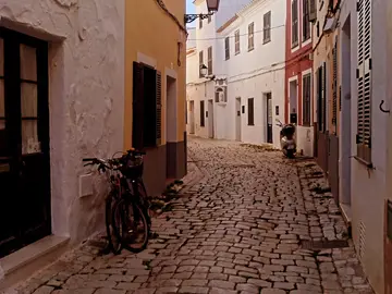 Menorca und die Schätze der Insel, die auf dem Meer segelt 