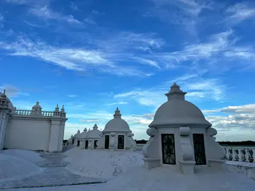 Cupole sul tetto della cattedrale e del centro di Leon.