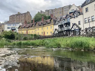 Edinburgh at Ease: History, Nature & a Gentle Walk