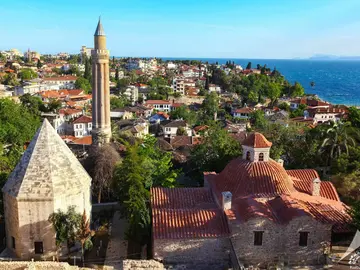 Free tour por el casco antiguo de Antalya: Historias y senderos con sabor local.
