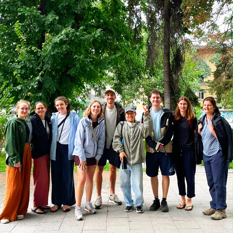 Almaty Spaziergang: Stadtlichter & Lokales Leben