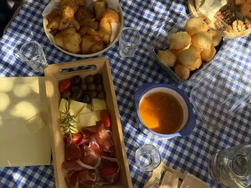 ¡Comencemos el día de manera local! Degustación en el casco antiguo de Budva 🇬🇧🇫🇷