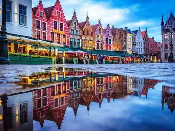 FREE TOUR: ACROSS BRUGES HISTORY EQUALS FUN