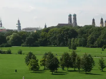 Riding the wave – Munich lifestyle in the English Garden