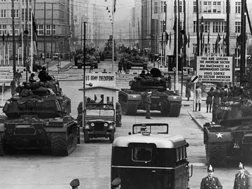 Viaggio a Berlino Est - Tra la Dittatura della DDR e la Guerra Fredda