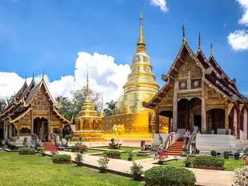 Tour mattutino a piedi a Chiang Mai: elemosina, passeggiata al tempio e conclusione in un bar