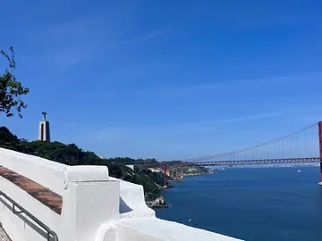 Die andere Seite. Cacilhas: Panoramablicke, verborgene Geschichte und Straßenkunst 