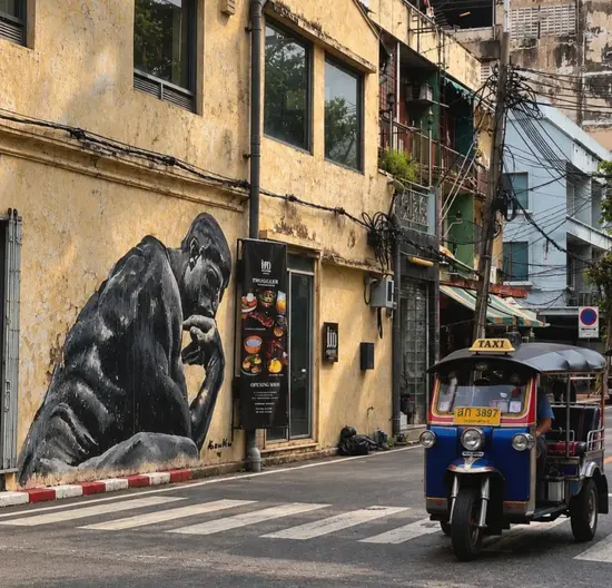 Oltre le Vibrazioni di Bangkok: Tour a Piedi tra Vicoli e Mercati Locali